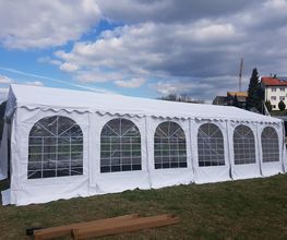 Partyzelt 6x12 mtr.
Bietet Platz für bis zu 130 Personen.