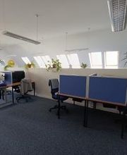 Schulungsraum mit Arbeitplätzen und blauen Trennwänden