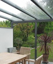Terrassendach aus Aluminiumprofilen mit Glaseindeckung