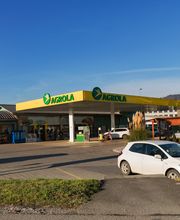 AGROLA Tankstelle in Weinfelden; vorne Parkplatz Tankstelle im Hintergrund; links Totem mit LANDI und AGROLA Log, Preisen und TopShop und Selfwash Logo