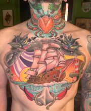 Farbenfrohes maritimes Tattoo mit Segelschiff, Anker, Leuchtturm, Schwalben, Seilrahmen und Krebs am Hals im klassischen Old-School-Stil.