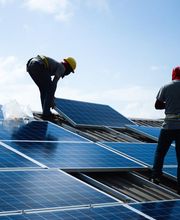 Solaranlagen: Die Sonne ist eine unerschöpfliche Energiequelle, die immer mehr an Bedeutung gewinnt. Gerade in Zeiten steigender Energiepreise und wachsendem Umweltbewusstsein sind Solaranlagen eine effiziente und nachhaltige Lösung. Ob Photovoltaik zur Stromerzeugung oder Solarthermie für Warmwasser und Heizungsunterstützung - wir sind Ihr kompetenter Partner in der Region. Von der Beratung über die Planung bis hin zur Installation und Wartung: Bei uns erhalten Sie umfassende Leistungen aus einer Hand. Nutzen Sie die Kraft der Sonne und investieren Sie in eine zukunftssichere Technologie.