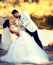 Paar tanzt bei Sonnenuntergange