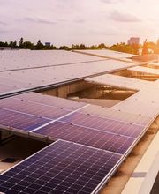 Gemeinsam entwickeln wir das für Sie passende Energiekonzept, das auf Ihre Bedürfnisse zugeschnitten ist. Unsere innovativen Lösungen geben Ihnen die Möglichkeit, unabhängiger von den Schwankungen der Strompreise zu werden.