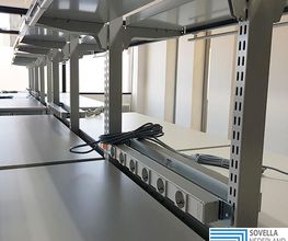 Optimaal en ergonomisch werken doet u met de in hoogte verstelbare concept werktafels van Treston. Deze ESD-veilige tafel is voorzien van alle gemakken voor repair en refurbish werkzaamheden.
Door het grote aanbod van accessoires is de concept perfect in te richten naar uw wens. Wilt u de tafels wijzigen? Dan is het door het modulaire systeem gemakkelijk aan te passen, zonder dat daar dure modificaties of compromissen voor nodig zijn.
De concept is leverbaar in diverse maten, diverse soorten tafelbladen, in hoogte instelbaar/verstelbaar d.m.v. een inklapbare zwengel of motorisch en heeft een draagvermogen van 200 tot 500kg.
