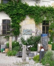 vor der Werkstatt und Galerie