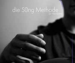 In diesem Buch findest du auf 100 Seiten 10 notierte Stücke für Handpans.
Jedes Thema ist erklärt und in einem längeren Stück verarbeitet. Es beginnt rudimentär und ist für Anfänger, wie auch Fortgeschrittene gut geeignet. Es gibt verweisende Links zu Klangbeispielen, Play-along Tracks und Videos.
Du kannst dieses Buch im Handpan Showroom Stuttgart kaufen oder bei www.Handpan.World online bestellen.