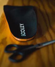 Sooley – Maßgefertigte Einlagen für B2C und B2B

Sooley bietet maßgefertigte Einlagen, die per 3D-Scan mit dem iPhone von zu Hause aus bestellt werden können. Jede Einlage wird in Deutschland von Orthopädieschuhtechnikern gefertigt und weltweit kos