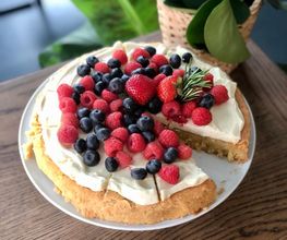 Mallorquinischer Mandelkuchen 
Mandelgiress, Zitrone,
Frischkäse, Beeren
