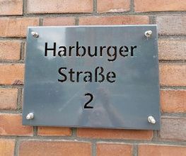 Haustürschild Standort. Aufschrift "Harburger Straße 2"
