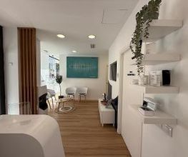 Sala de espera del Centro Auditivo Audika Palma de Mallorca ubicado en Carrer de Gilabert de Centelles, 8B, Llevant, Palma.