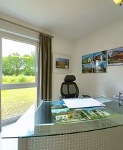 Lassen Sie sich gerne in der Hausaustellung Erlangen Heßdorf über Ihre Möglichkeiten zum Fertighausbau beraten.