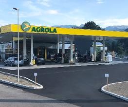 AGROLA Tankstelle in Saint-Maurice mit TopShop; station-service AGROLA à Saint-Maurice; Einfahrt im Vordergrund; mehrere Tanksäulen; station couverte
