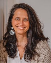 Webstudio Dresden Nahaufnahme eines sympathischen Portraits, natürliche Mimik und warme Ausstrahlung, geeignet für professionelle Profile.