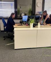 Arbeitsplätze und 3 Kolleginnen an ihnen.