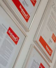 Düsseldorf-Center Zertifikatwand