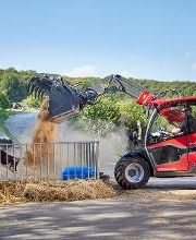 Weidemann Teleskoplader T4512 mit Greifschaufel im Einsatz auf einem landwirtschaftlichen Betrieb