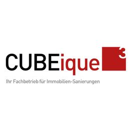 Das Cubeiquelogo besteht aus dem geschriebenen Wort Cubeique und einem dunkelroten Quadrat in dessen rechten oberen Ecke eine 3 steht. Cube ist in schwarz geschrieben und ique in dem gleichen dunkelrot wie das Quadrat. unter dem Logo steht kleiner in dünner schwarzer Schrift "Ihr Fachbetrieb für Immobilien-Sanierung".
