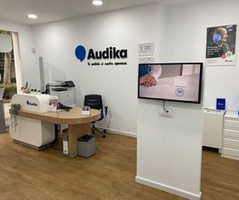 Vista del interior de la recepción del Centro Auditivo Audika en Aranjuez
