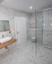 Superior Apartment mit Sauna:
Bad mit Walk-In-Dusche