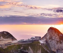 Hotel Pilatus-Kulm bei Sonnenaufgang im Sommer
