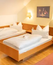 Twin-Zimmer
Unsere Twin-Zimmer bieten zwei separate Betten und sind ideal für Reisende, die gemeinsam unterwegs sind und dennoch Wert auf persönlichen Freiraum legen. Modern ausgestattet und frisch renoviert, erwartet Sie hier ein Rückzugsort zum Wohlfühlen.