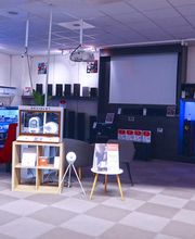 Rayon hifi et vidéoprojecteurs au magasin Boulanger à Mâcon.