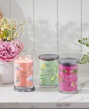 Wie schön ist es doch zu Hause mit einem angenehmen Duft einer Yankee Candle Kerze! Oder als Geschenk für einen lieben Menschen....