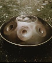 Die Spirit Wave Handpans eignen sich auf Grund des sehr klaren und feinen Klangs gut für Studio-Aufnahmen. Aus gutem Grund werden sie deswegen auch besonders gerne zur Begleitung von Meditation, Yoga und Klangreisen verwendet. Die Klänge öffnen einen Raum des inneren Erlebens, der Achtsamkeit und des sinnlichen Spürens.
Du kannst die Spirit Wave Handpan im Handpan Showroom Frankfurt ausprobieren und kaufen oder bei www.Handpan.World online bestellen.