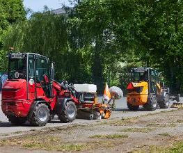 Weidemann Hoftrac 1190e und 1260LP im kommunalem Einsatz mit Kehrmaschine und Wildkrautbesen