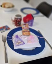 Ein gedeckter Tisch mit kleinen Geschenken zum Anlass einer Verabschiedung.