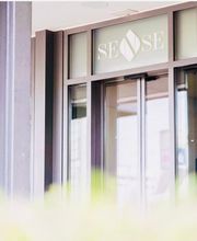 Helle und moderne Praxisräume von Sense Treatments in Zollikerberg – Wohlfühlatmosphäre für Therapie und Ästhetik