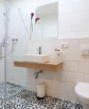 Studio Apartment (ohne Sauna) im Dachgeschoss:
Bad mit Dusche
