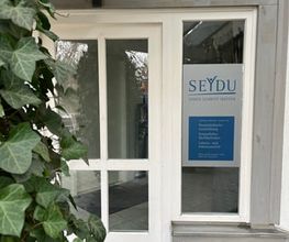 SEYDU Standort in Kolbermoor bei Rosenheim Eingangstür