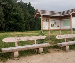 Am Parkplatz gibt die Infotafel einen Überblick über das Konzept und hilft bei der Orientierung.