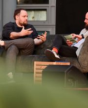 Foto und Filmproduktion Laila Tkotz Fachgespräch im Dialog auf modernem Sofa bei einer Veranstaltung