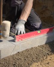 Fundamentsteine für den Gartenpool setzen.