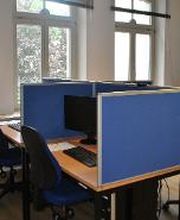durch Sichtschirme abgetrennte PC-Arbeitsplätze.