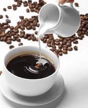 TCHIBO
In der Tchibo-Abteilung warten diverse Non-Food-Produkte auf Sie, die regelmäßig wechseln, zum Beispiel Haushaltswaren. Außerdem steht eine Maschine für Sie bereit, in der Sie den Kaffee frisch selbst mahlen können.