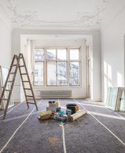 Bei der Arbeit. Vorbereitetes Zimmer zum Streichen