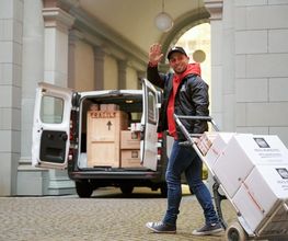Das Team von Mail Boxes Etc. besteht aus engagierten und erfahrenen Experten, die sich darauf konzentrieren, Ihnen den bestmöglichen Service zu bieten. Wir sind stolz darauf, ein professionelles und freundliches Team zu haben, das Ihnen bei allen Fragen und Anliegen rund um den Versand und andere Dienstleistungen zur Verfügung steht.
Unsere Mitarbeiter sind speziell ausgebildet, um Ihnen individuelle Lösungen für Ihre spezifischen Bedürfnisse zu bieten. Wir hören zu und beraten Sie gerne bei der Auswahl des richtigen Services und der optimalen Versandoptionen. Bei Mail Boxes Etc. ist der Kundenservice unsere oberste Priorität und wir tun alles, um sicherzustellen, dass Sie mit unseren Dienstleistungen zufrieden sind.
Unser Team ist auch auf dem neuesten Stand der Technik und nutzt modernste Tools und Technologien, um Ihnen eine schnelle und effiziente Abwicklung Ihrer Anfragen und Aufträge zu ermöglichen.
Wenn Sie Fragen haben oder Hilfe benötigen, zögern Sie bitte nicht, uns zu kontaktieren. Wir freuen uns darauf, Ihnen zu helfen!