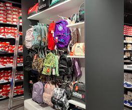 Präsentation von Schul- und Freizeitrucksäcken. Abgebildete Produkte, Preise, Aktionen und Verfügbarkeiten können je nach Zeitpunkt und Standort variieren.