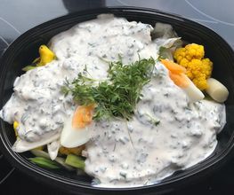 Blumenkohl-Spargel-Eier-Salat mit Kräuter-Joghurt-Dressing