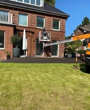 Professionelle Fassadenreinigung mit Steiger von Cleanilo