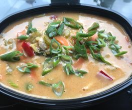Zitronengras Kokossuppe mit Hühnchen und Gemüse – Schärfegrad auf Wunsch.