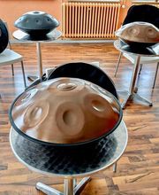 Du möchtest Handpan spielen lernen und brauchst Unterstützung und Impulse? Wir bieten Handpanunterricht in Form von Einzelstunden aber auch Handpan Kurse und Workshops in Gruppen an. Bei Interesse kontaktiere uns bitte.