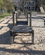 Neben großen Freiflächen gibt es bei uns natürlich auch eine Vielzahl unterschiedlicher Bewegungs- und Klettergeräte für die Kinder.