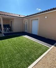 entrée en gazon synthétique Dm green, Minéralstar gris et Alvéostar beige sur Bassillac et Auberoche.