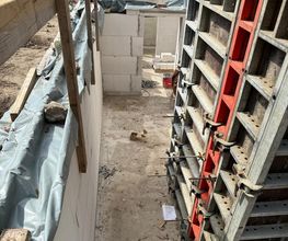 Wandschalung mit Spannankern im Rohbau, bereit für den Beton. Schalung und Betonarbeiten von AS-Bau.