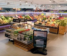 OBST- UND GEMÜSE
Bei Obst und Gemüse achten wir stets auf eine große Auswahl und auf viele regionale Produkte. Wir bieten ein sehr tiefes Sortiment, das mit großer Vielfalt brilliert. Eine Benebelungsanlage sorgt dafür, dass die Artikel länger frisch bleiben. Jeden Tag bedienen wir eine große Nachfrage, was zeigt, dass sich unsere Wertmaßstäbe auszahlen.